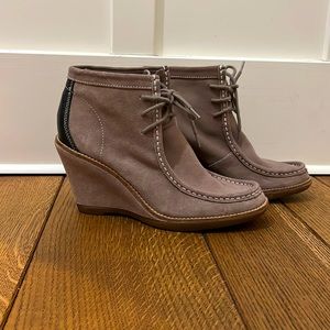 EUC Wedge heel moccasin style bootie lace up tan with black Sz. 9.5 Hush Puppies